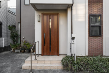 edificio-japones-entrada-casa